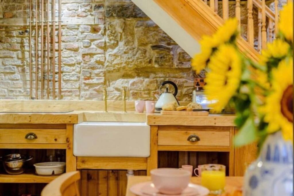 The Cow House - In The Heart Of Whitby Villa Exterior photo